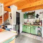 8 Beds- Surrounded By Greenery With Parking *