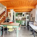 8 Beds- Surrounded By Greenery With Parking