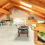8 Beds- Surrounded By Greenery With Parking * Uscio