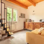 8 Beds- Surrounded By Greenery With Parking