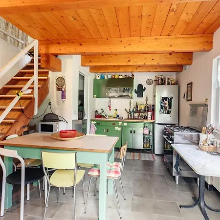 8 Beds- Surrounded By Greenery With Parking