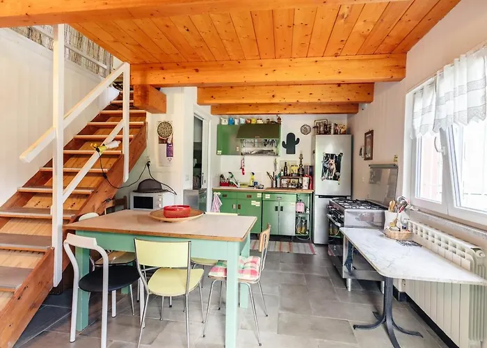 8 Beds- Surrounded By Greenery With Parking