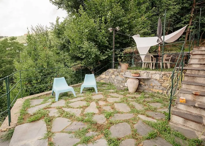 8 Beds- Surrounded By Greenery With Parking *