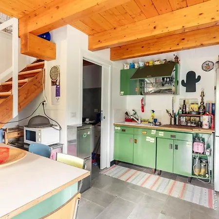 8 Beds- Surrounded By Greenery With Parking *