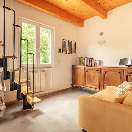 8 Beds- Surrounded By Greenery With Parking