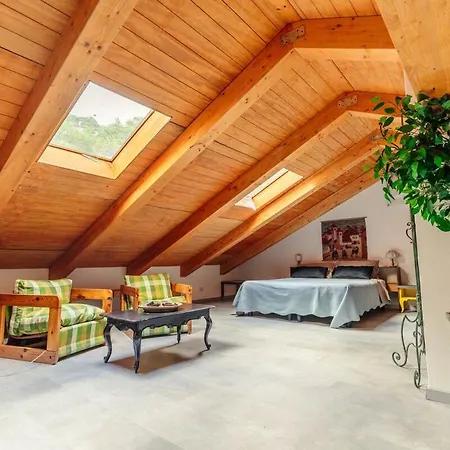 8 Beds- Surrounded By Greenery With Parking Uscio