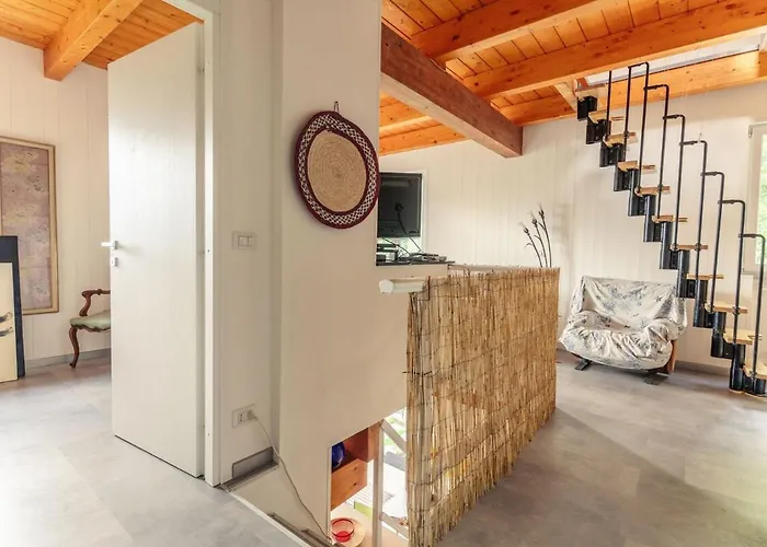 8 Beds- Surrounded By Greenery With Parking * Uscio